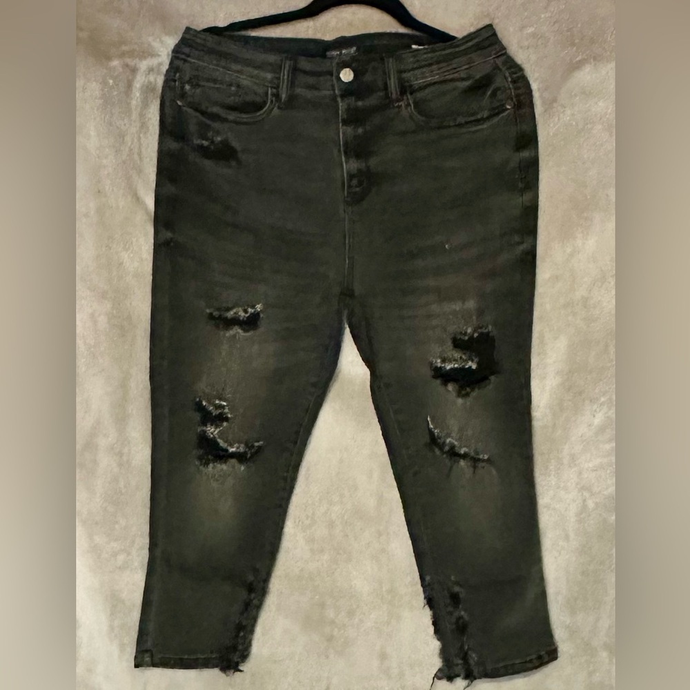 Judy Blue Black Distressed Skinny Capri Jeans